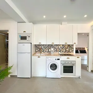 https://malagueta-beach-iii-terrace-by-ele-apartments.hotelsinnerja.org